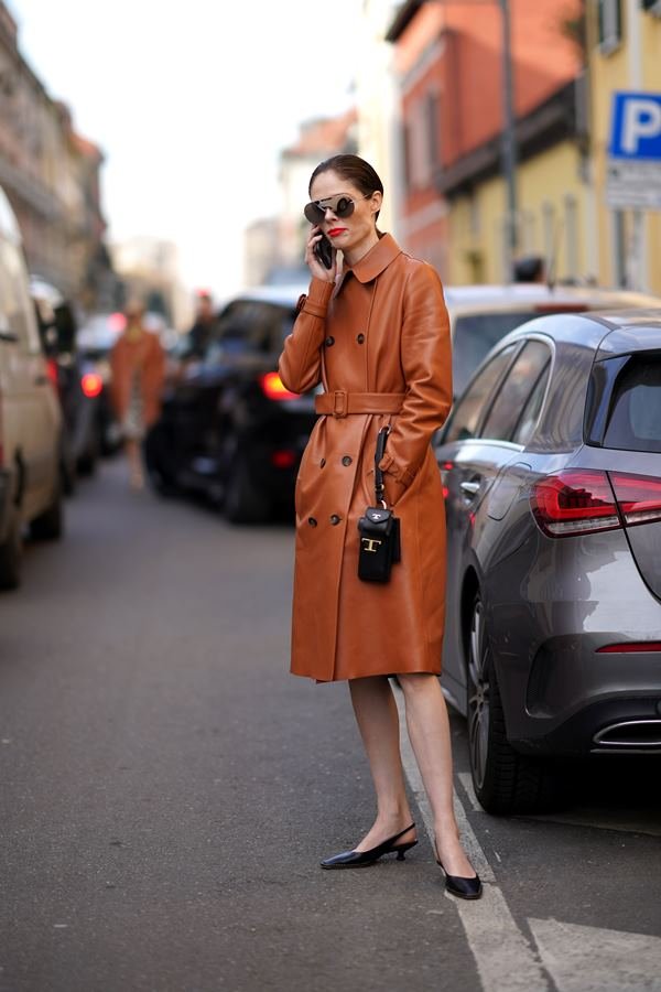 Mulher com bolsa porta celular