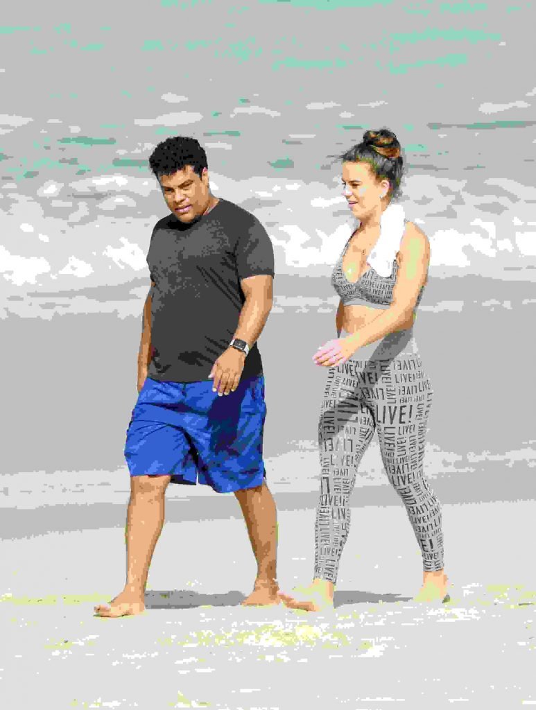 Roberto Assis e esposa caminham pela praia. Foto: Ag News/Dilson Silva