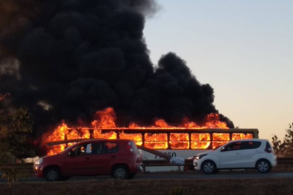 Ônibus incendiado