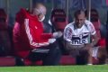 Daniel Alves com dor no braço