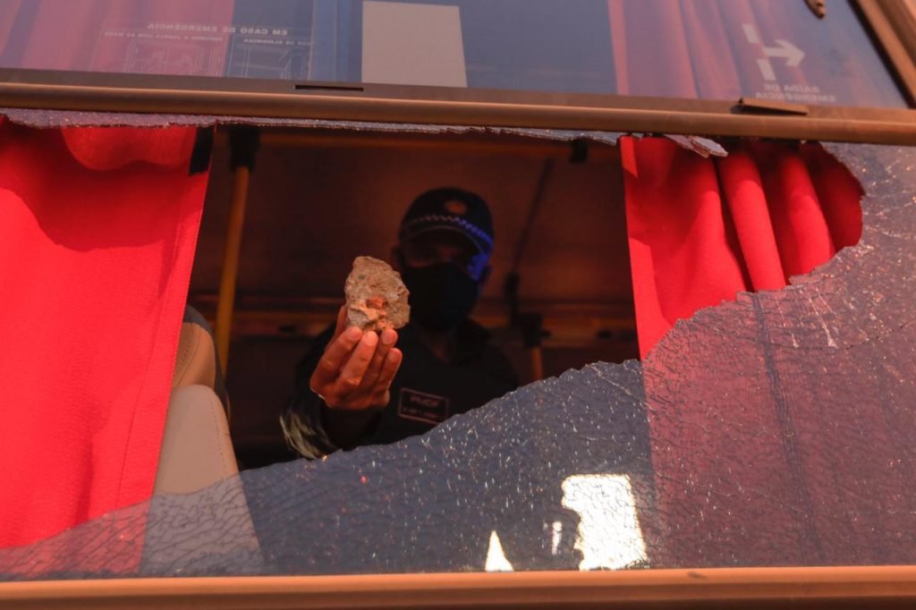 Polícia Militar e DER retiram ônibus queimado por moradores do assentamento 26 setembro