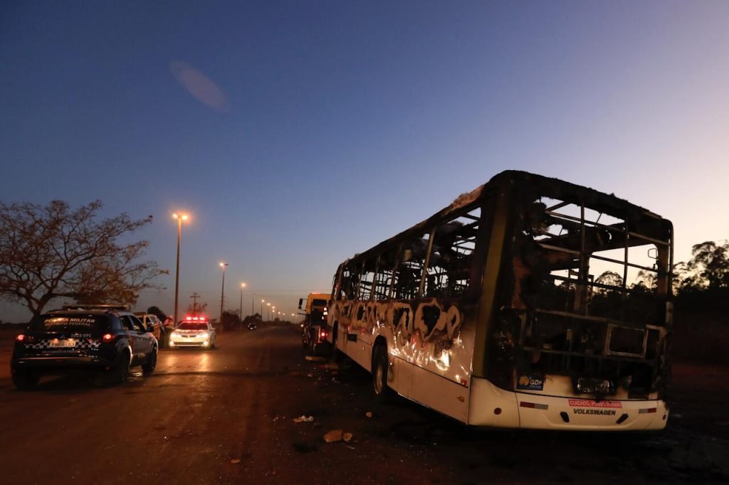 Polícia Militar e DER retiram ônibus queimado por moradores do assentamento 26 setembro