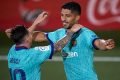 Suárez e Messi se abraçam