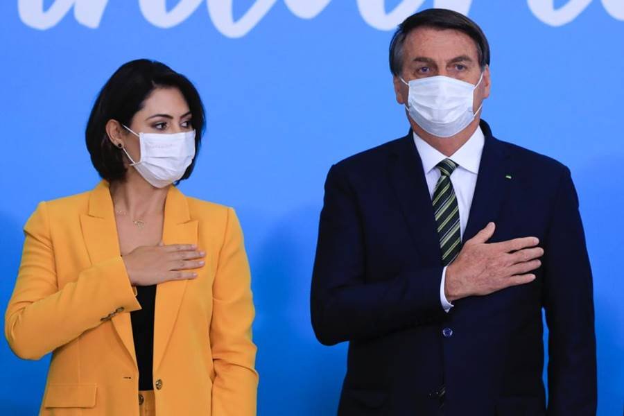 Primeira-dama, Michelle Bolsonaro, e o presidente da República, Jair Bolsonaro, durante cerimônia no Palácio do Planalto