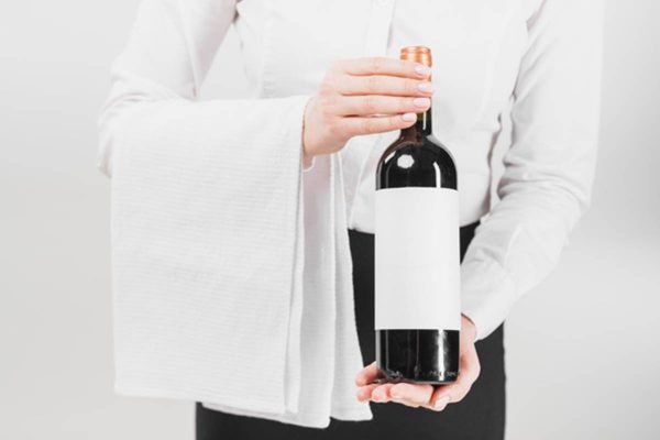 Sommelier segurando vinho