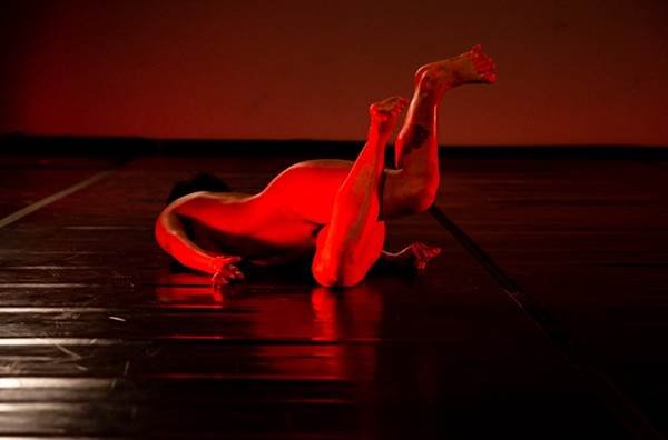 Luara Laerth, mulher lésbica, performer e coreógrafa
