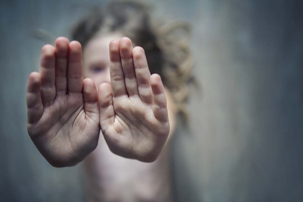 criança com mães estendidas