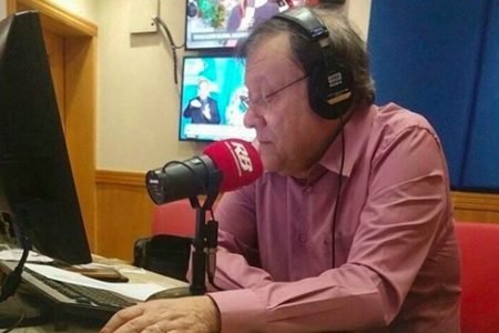 Milton Neves fala no microfone da Rádio Bandeirantes