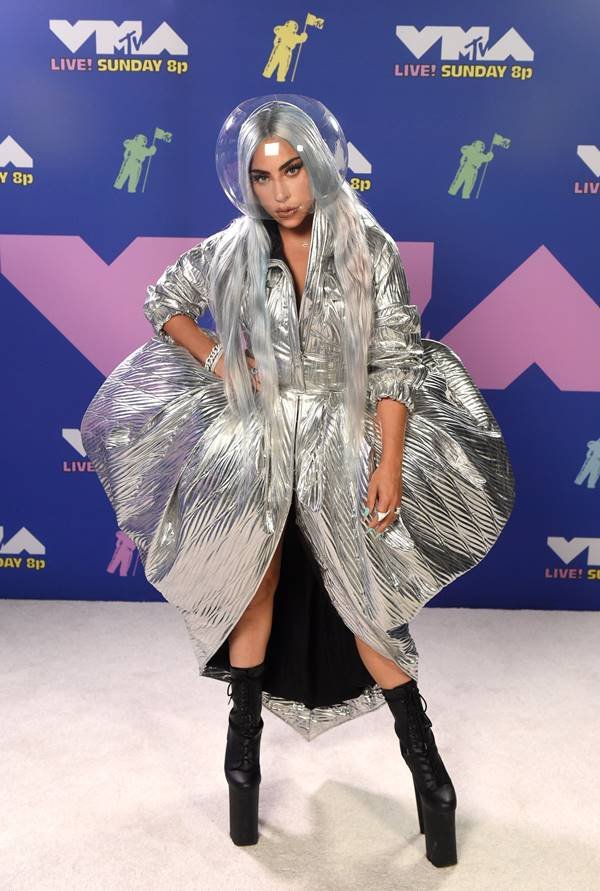 Lady Gaga com look metalizado no VMA 2020