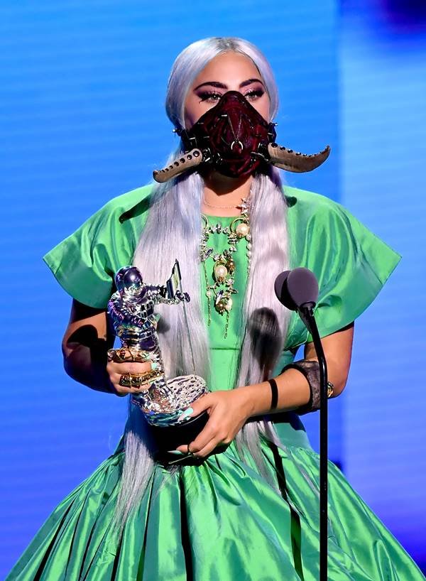 Lady Gaga com máscara de chifres no VMA 2020