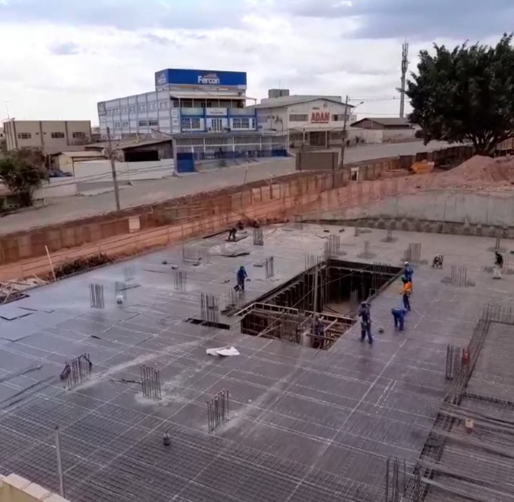 Obra ao lado de prédio
