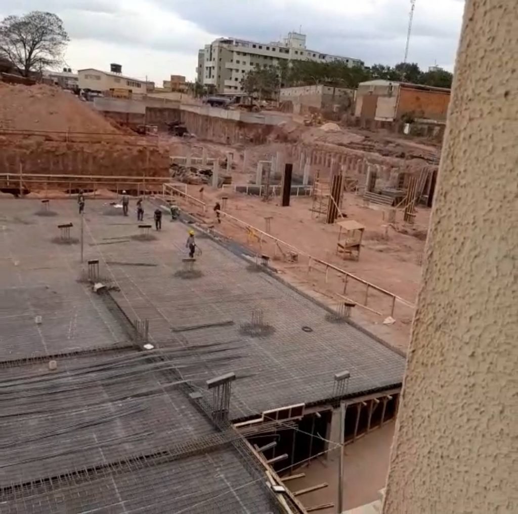 Obra ao lado de prédio