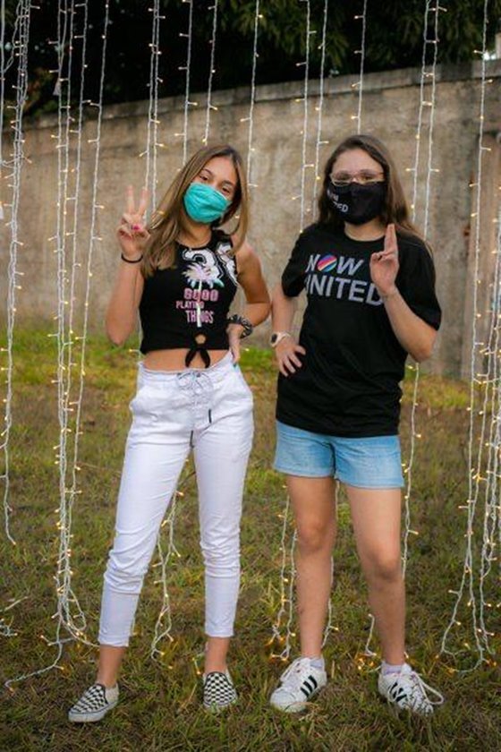 Isabela John com amiga