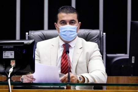 Deputado Luis Miranda (DEM-DF) comandando sessão plenária virtual