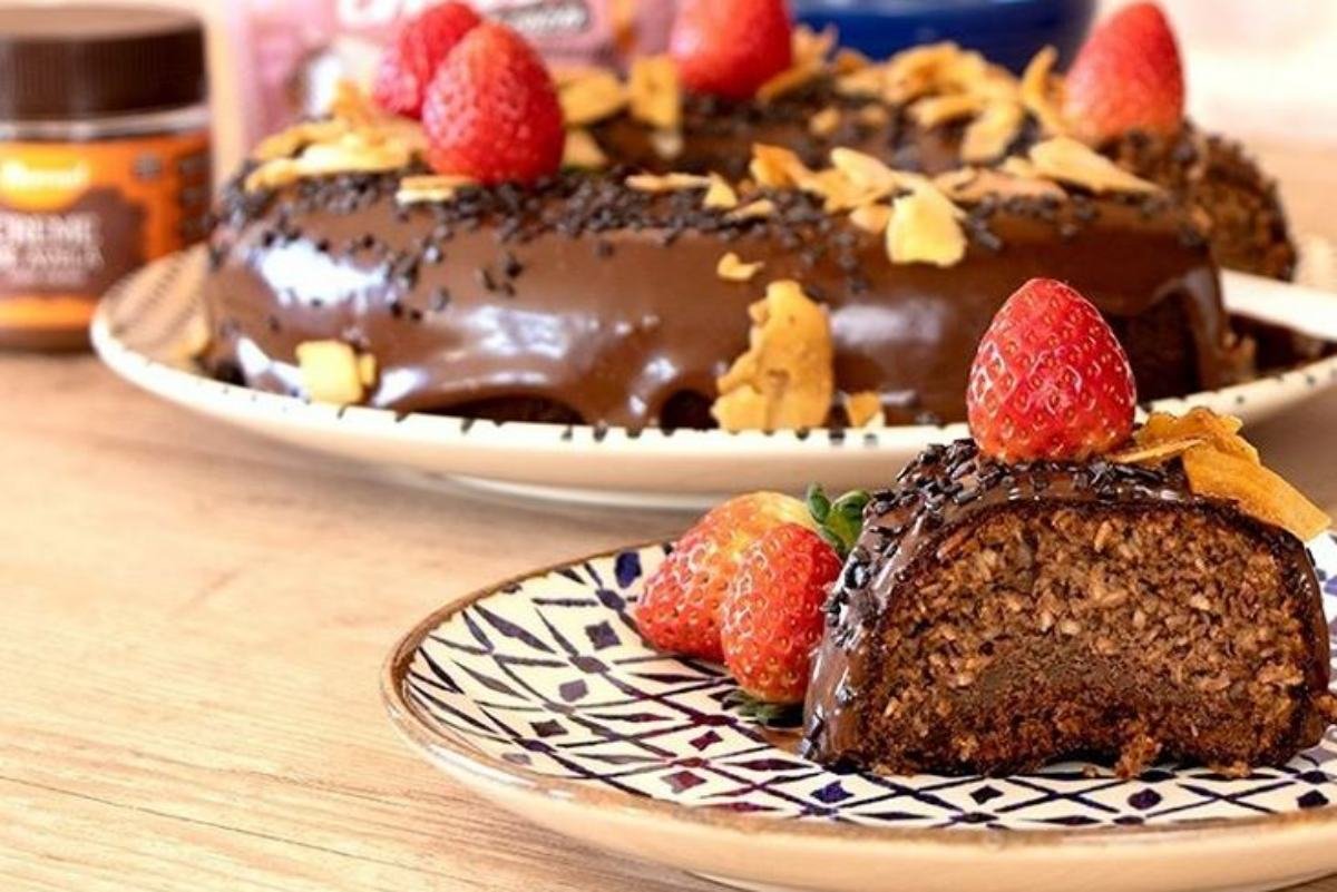 O BOLO DE CHOCOLATE MAIS FÁCIL DO MUNDO, FEITO MISTURANDO A MÃO