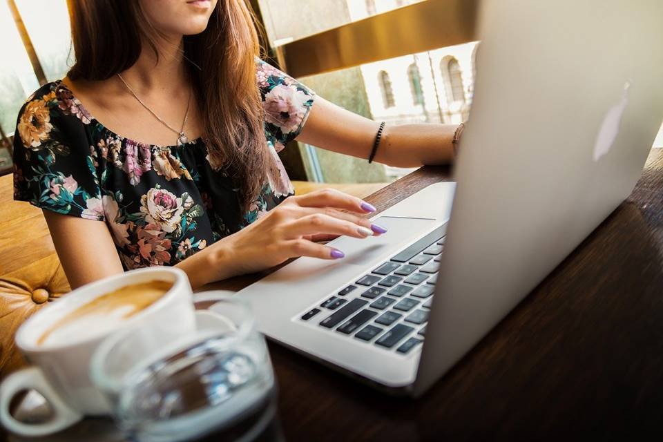 mulher computador trabalho home office