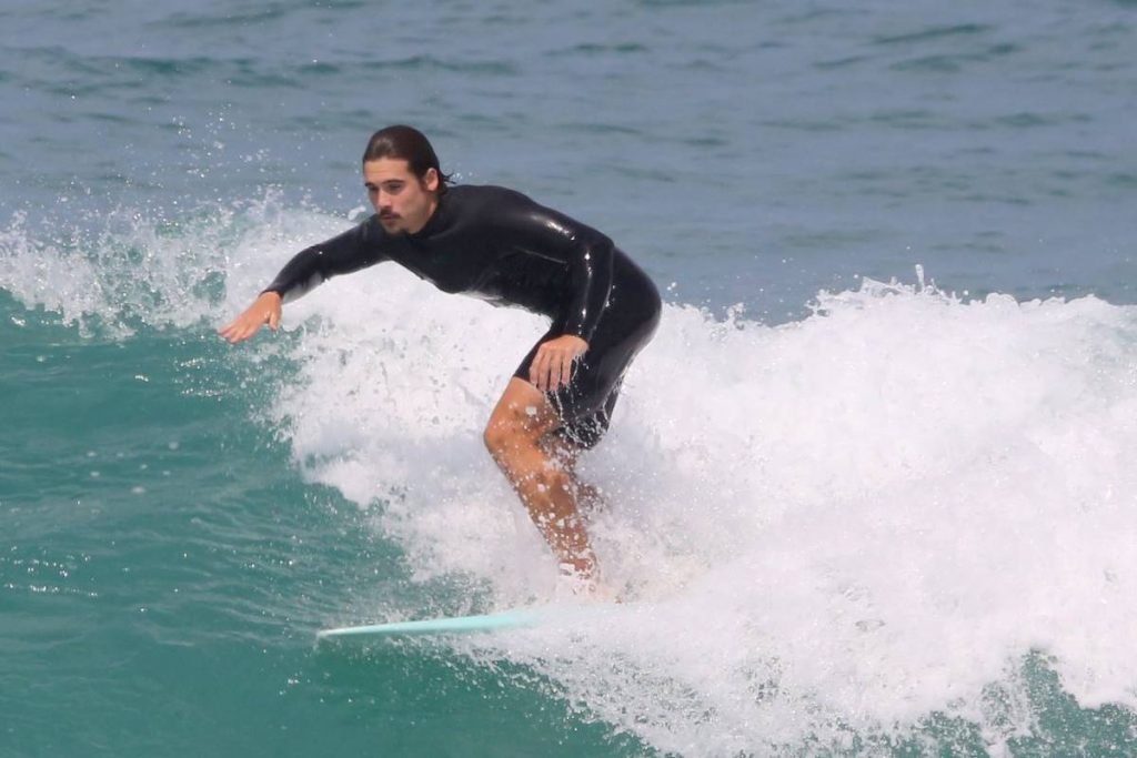 Nicolas Prattes surfando