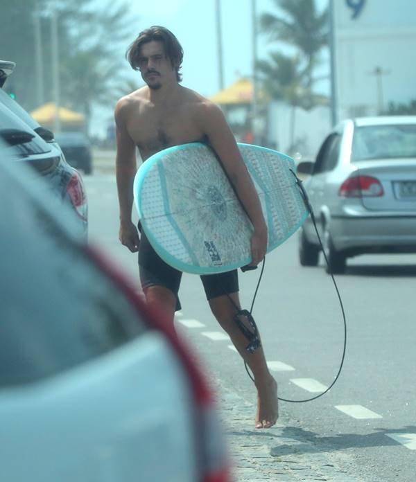 Nicolas Prattes surfando