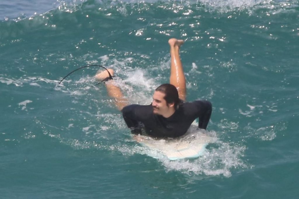 Nicolas Prattes surfando
