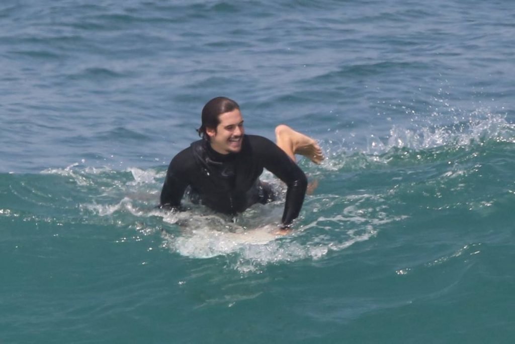 Nicolas Prattes surfando