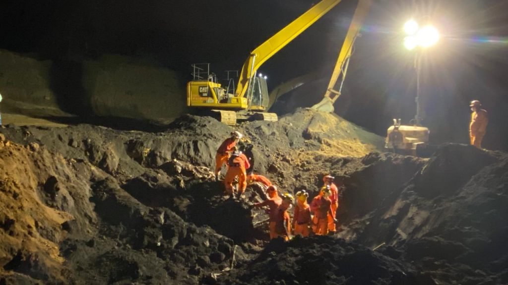 Bombeiros localizam caminhonete perdida desde primeiro dia de buscas em Brumadinho