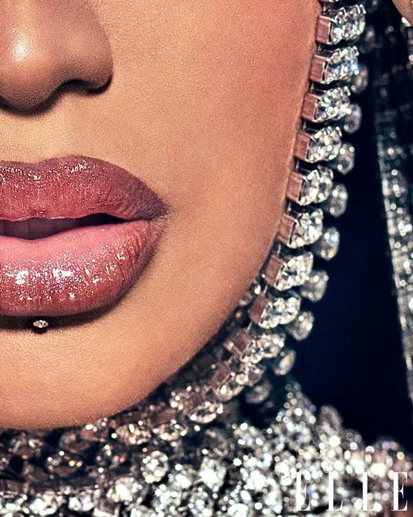 Cardi com joias em ensaio da Elle
