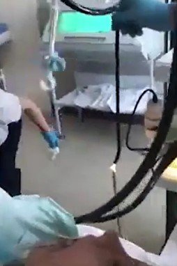Médicos retiram cobra de dentro de mulher4