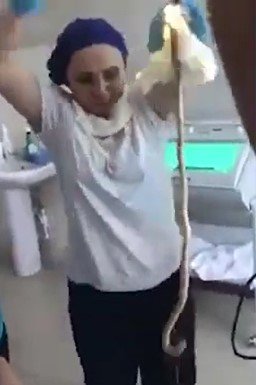 Médicos retiram cobra de dentro de mulher4