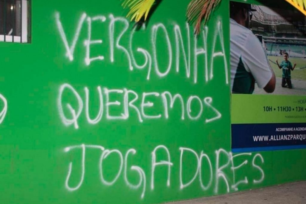 Muro do estádio do Palmeiras amanhece pichado: “Acabou a paz”