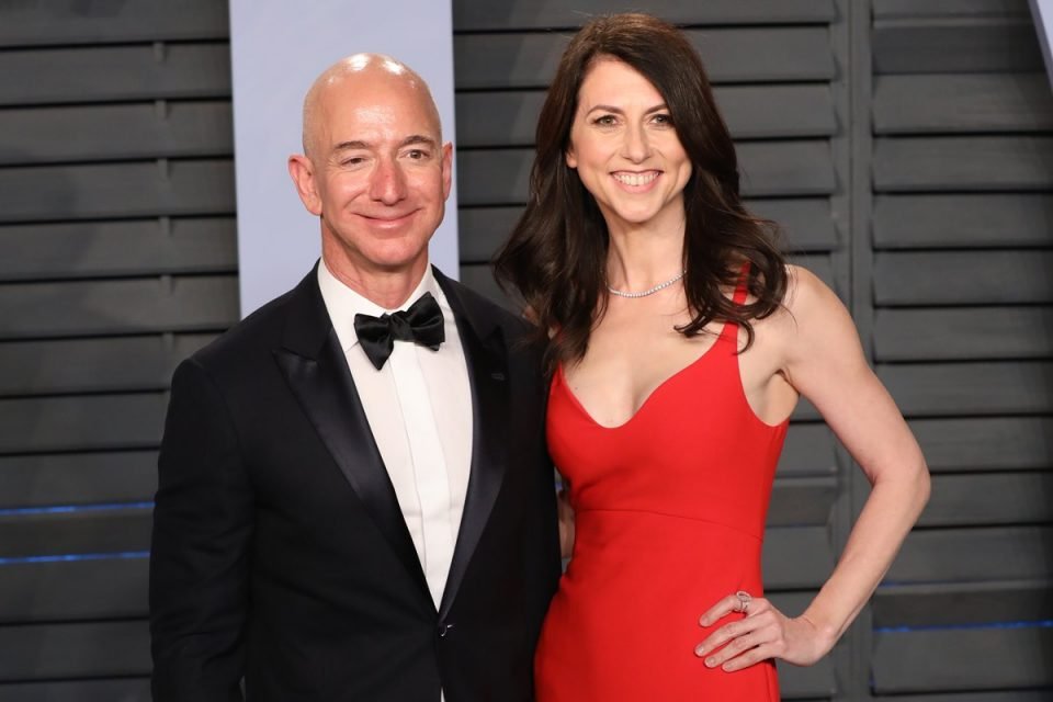 MacKenzie Scott se casa novamente 2 anos após divórcio com Jeff Bezos ...