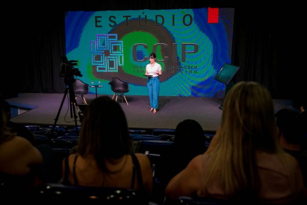 mulher palestrando em palco