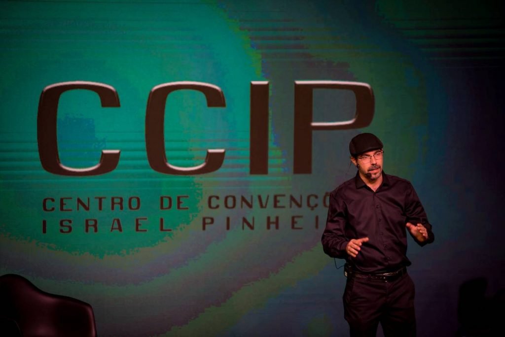 homem falando ao publico