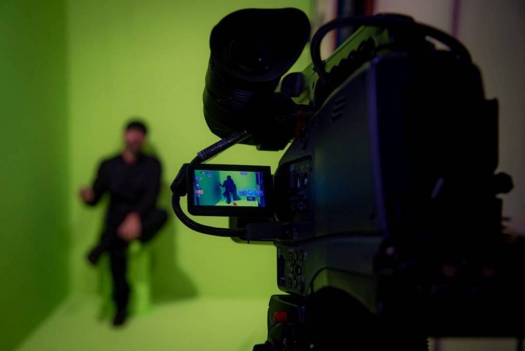 Camera filmando homem sentado