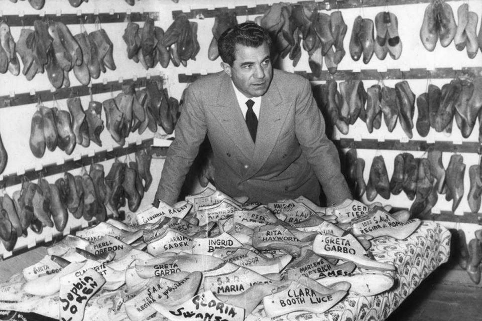 Estilista italiano Salvatore Ferragamo em sua produção de calçados. Foto em preto e branco