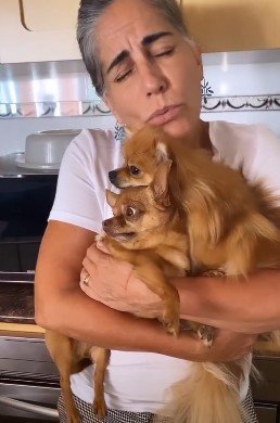 Glória Pires e cachorros