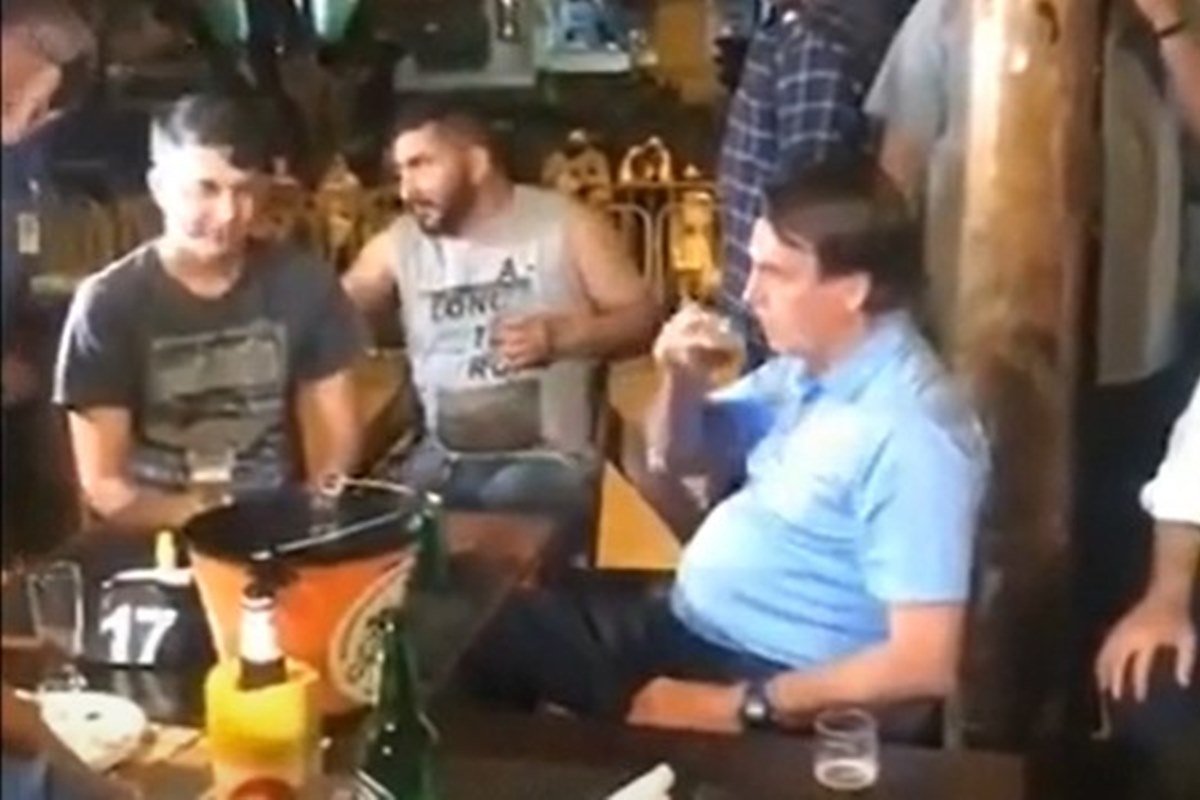 Bolsonaro bebendo cerveja
