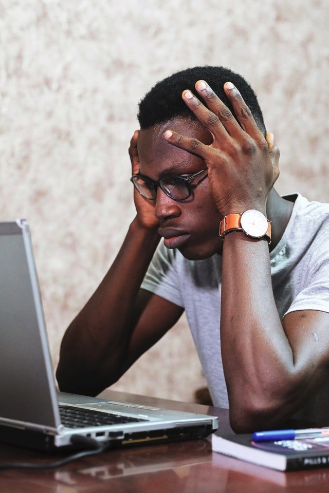 homem negro na frente do computador