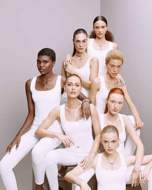 Modelos usam branco e joias em campanha de coleção assinada por Marina Ruy Barbosa