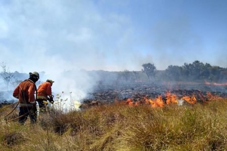 Bombeiros apagam fogo na Área Alfa da Marinha do Brasil, setembro de 2020