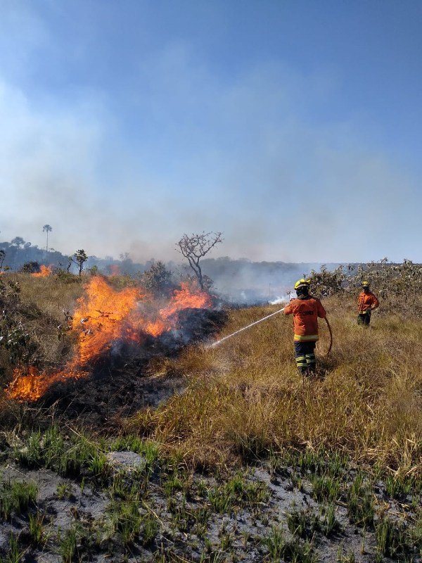 Bombeiros apagam fogo na Área Alfa da Marinha do Brasil, setembro de 2020