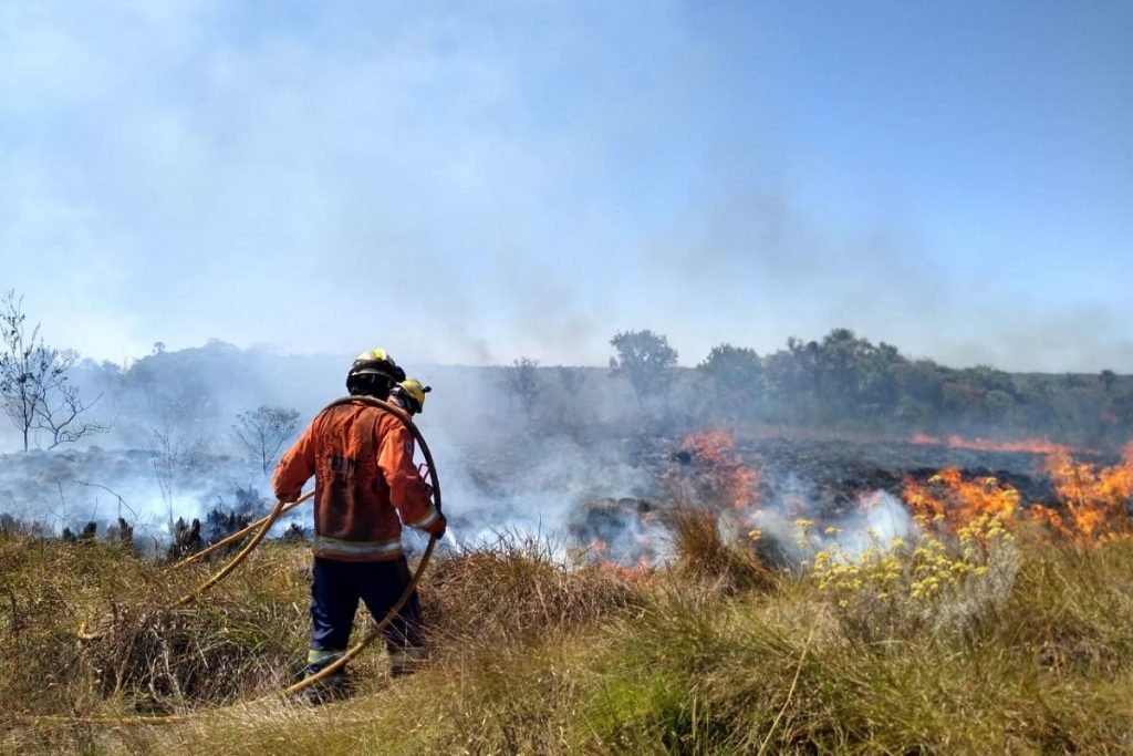 Bombeiros apagam fogo na Área Alfa da Marinha do Brasil, setembro de 2020