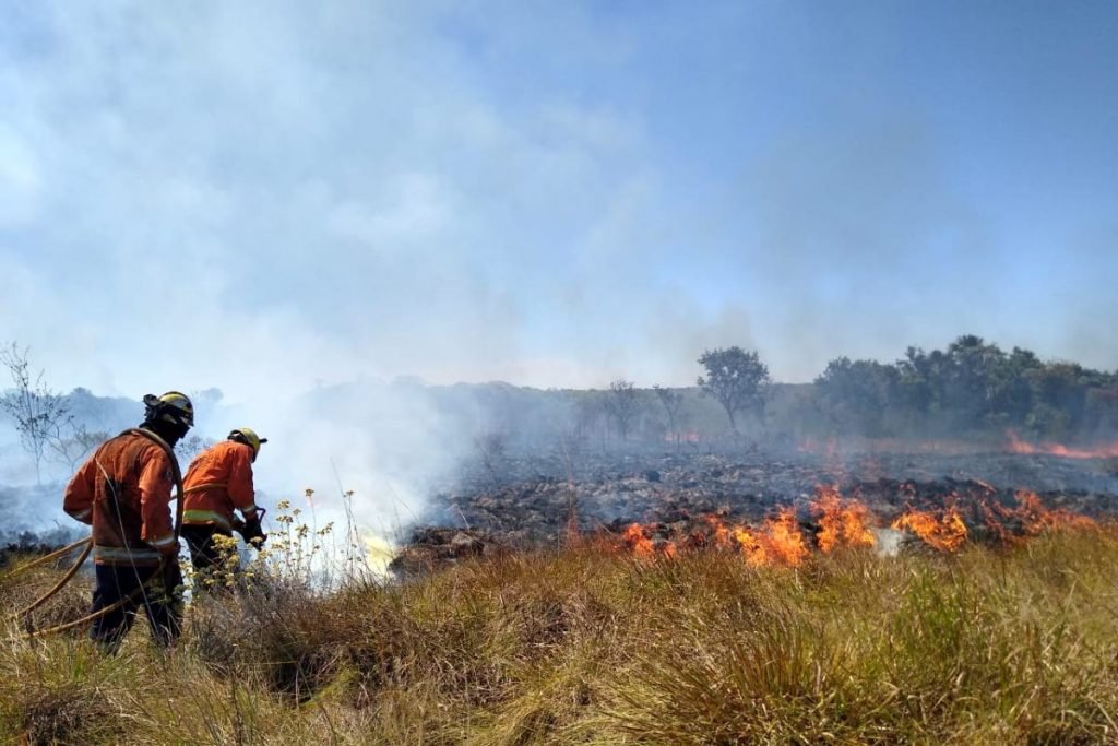 Bombeiros apagam fogo na Área Alfa da Marinha do Brasil, setembro de 2020