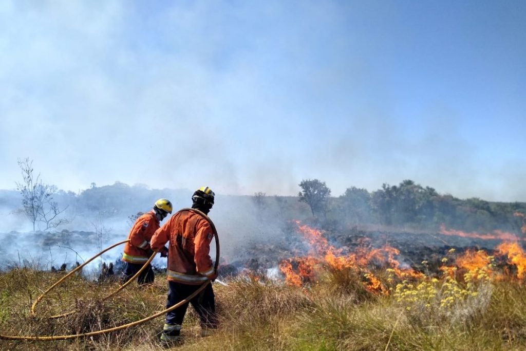Bombeiros apagam fogo na Área Alfa da Marinha do Brasil, setembro de 2020