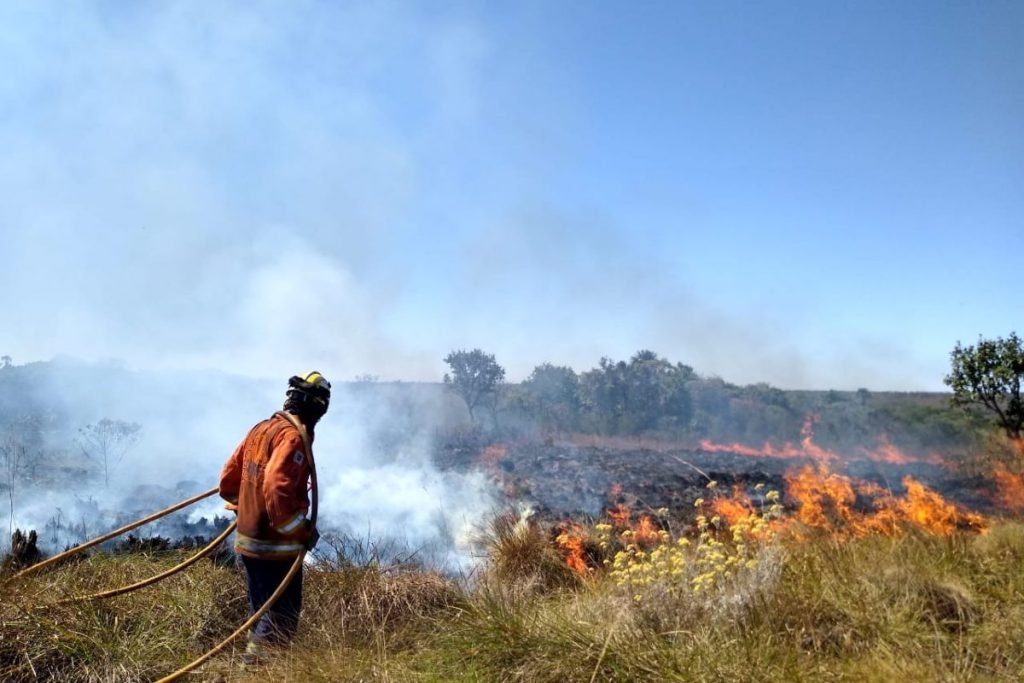 Bombeiros apagam fogo na Área Alfa da Marinha do Brasil, setembro de 2020