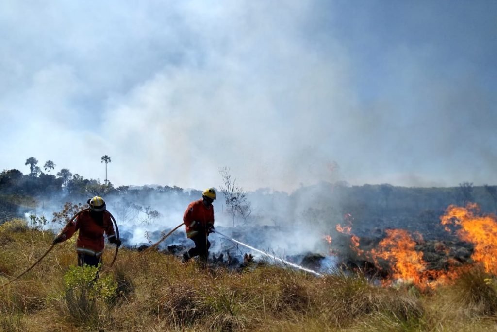 Bombeiros apagam fogo na Área Alfa da Marinha do Brasil, setembro de 2020