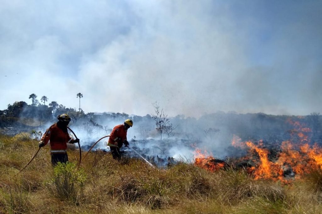 Bombeiros apagam fogo na Área Alfa da Marinha do Brasil, setembro de 2020