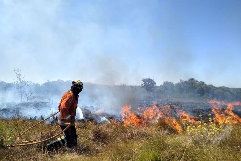 Bombeiros apagam fogo na Área Alfa da Marinha do Brasil, setembro de 2020