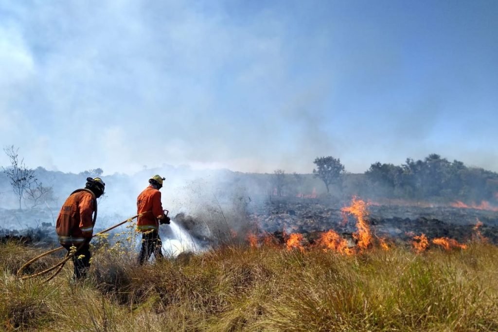 Bombeiros apagam fogo na Área Alfa da Marinha do Brasil, setembro de 2020