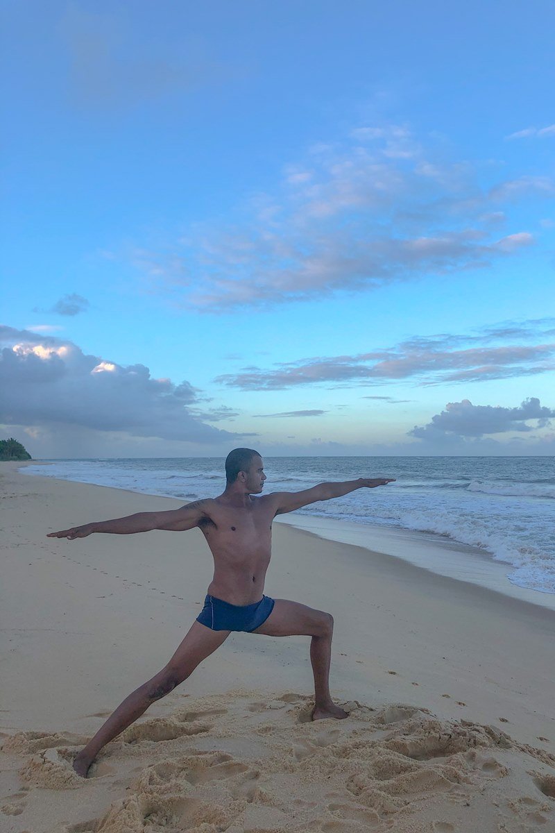 Mulher Fazendo Exercício De Yoga Na Praia Relaxando Na Praia