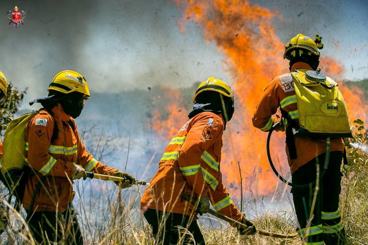 Bombeiros utilizam 6 mil litros de água para controlar incêndio no